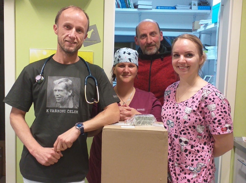 Třetí dárek od MVDr. Vokrouhlíka a veterinární kliniky na Zdaboři - tentokrát to je odchytová klec. Přestože jsme ještě jako členové Spolku pro kočku zakoupili dvě klece, současní členové si obě ponechali. A tak jsme si klec na odchyt museli půjčovat od spolku Kočičiny, za což jsme byli velice vděční. Děkujeme veterinární klinice Na Zdaboři za všechny dary a za péči, kterou věnuje opuštěným kočkám. 15. 11. 2019
