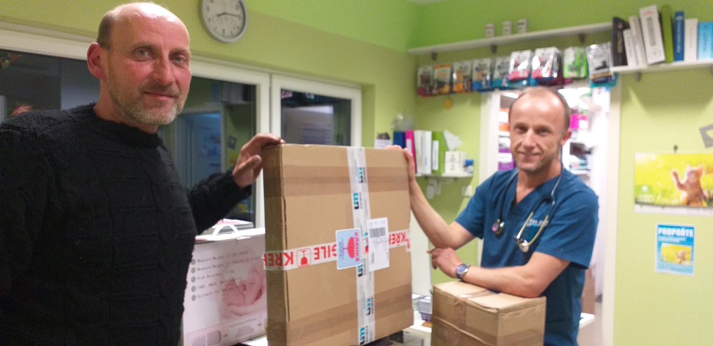 Další dárek od MVDr. Pavla Vokrouhlíka z Veterinární kliniky Na Zdaboři. Tentokrát nám věnovali germicidní lampu, která ničí mikroorganismy intenzivním ultrafialovým zářením a používá se pro sterilizaci vzduchu a povrchu předmětů. Proto je potřebná tam, kde se často střídají kočky a mohly by nakazit druhé. Děkujeme. 12. 11. 2019